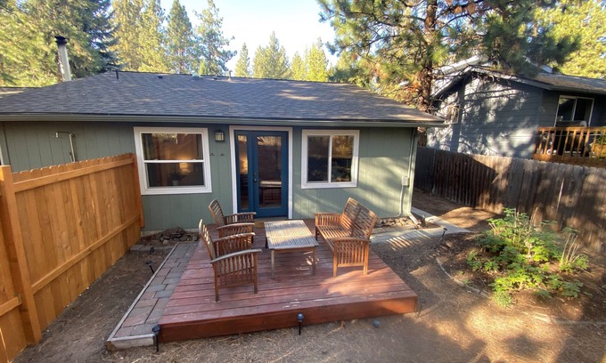 Broken Top Apartment | West side dog-friendly cozy studio w/private yard