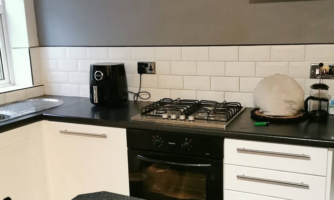 Dover House | West Stret Retreat.nnCozy 2 bedroom house near shops and train station.