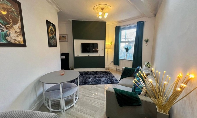 Huddersfield House | West Yorkshire Canal retreat