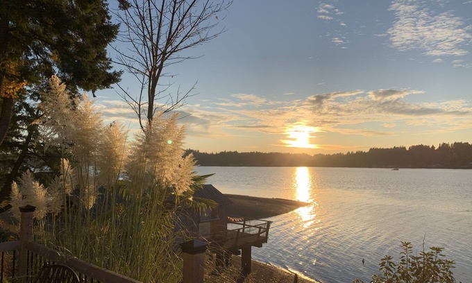Victor House | Western facing waterfront property - kids and pets welcome!
