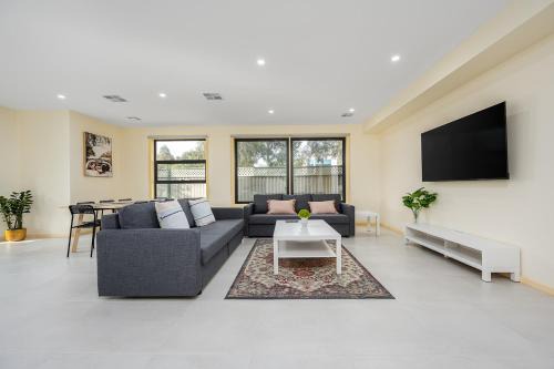 Westmeadows Villa | Westmeadow Breeze Skyline Stay 8 Min to Airport