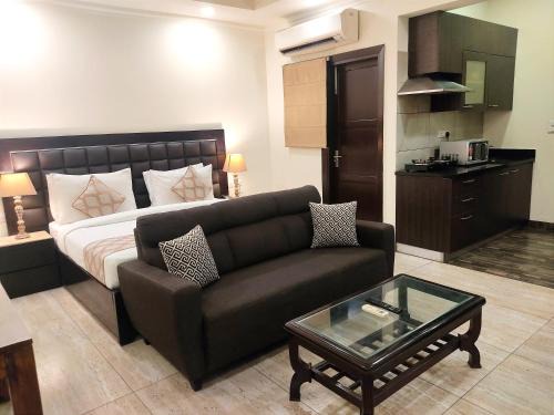 Sector 51 Apartment | When In Gurgaon - ARTEMIS HOSPITAL 1 Min Walk, FORTIS & MEDANTA 4 Mins Drive