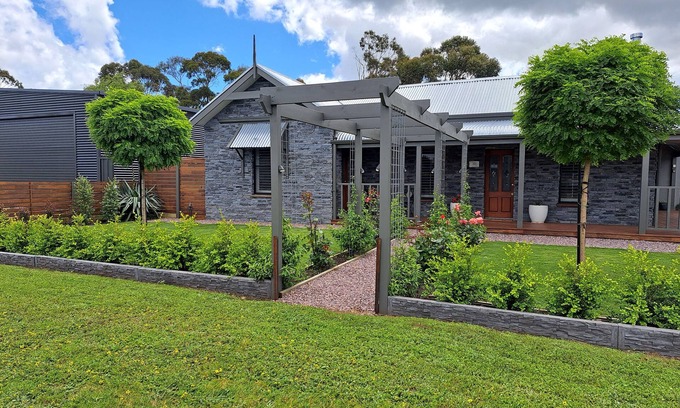 Yahl Cottage | Whiskers Cottage cosy romantic getaway in the Limestone Coast near Mt Gambier.
