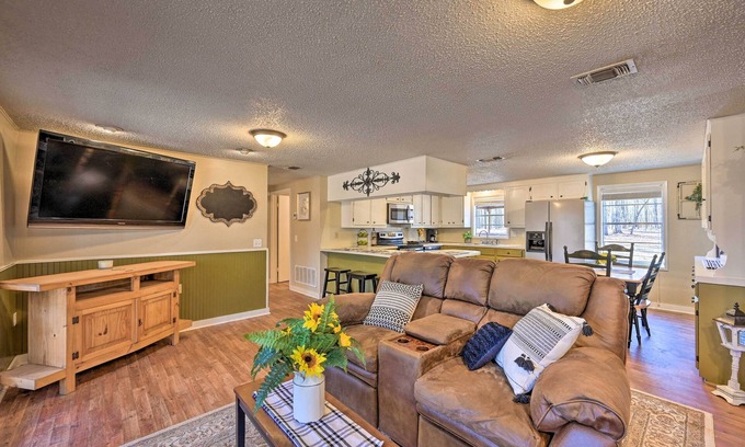 Broken Bow Cottage | 'Whispering Oaks' Broken Bow Cottage Near Hiking!