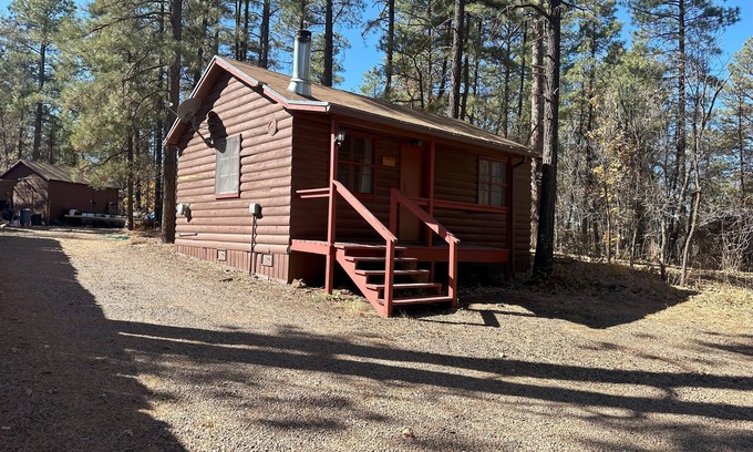 Pinetop-Lakeside Cabin | Whispering Pines Resort-Cabin #1(Highway Front)