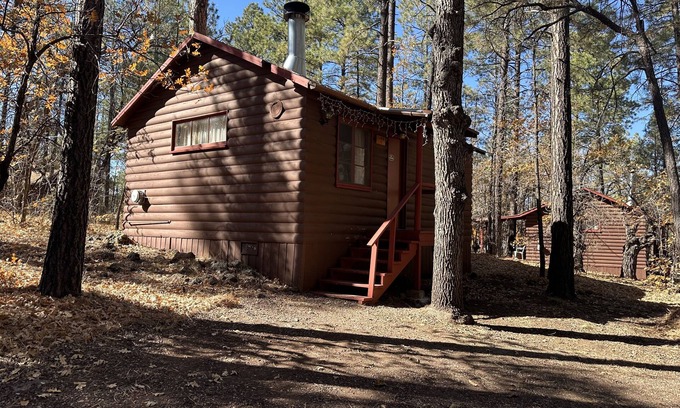 Pinetop-Lakeside Cabin | Whispering Pines Resort- Cabin #2 (Highway Front)
