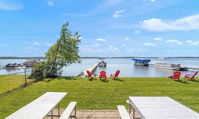 Shelbyville House | Whispering Waters - Lakefront/Dock/Boat Rentals