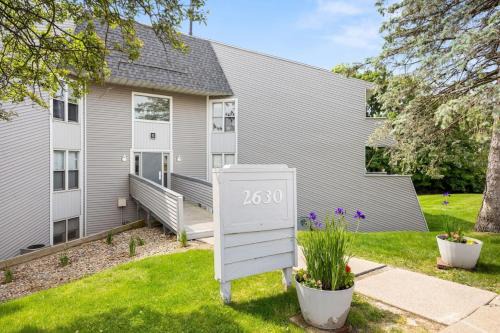 Orange Prairie House | Whispering Willow Retreat 2BD 2BA Nature Oasis