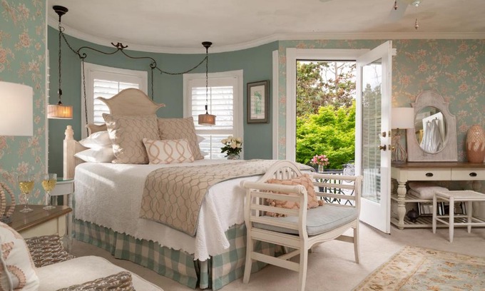 Historic Downtown Manteo Bed & Breakfast | White Doe Inn Bed & Breakfast