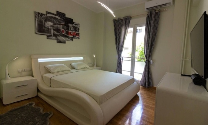 Dafni Apartment | White House. 30 steps from the Metro station