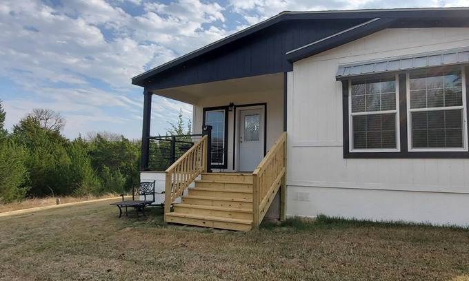 Farmersville House | White House on Lake Lavon