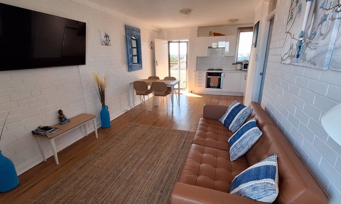 Fremantle Apartment | White Lotus - Freshly Renovated Central Fremantle Apartment With Panoramic Views
