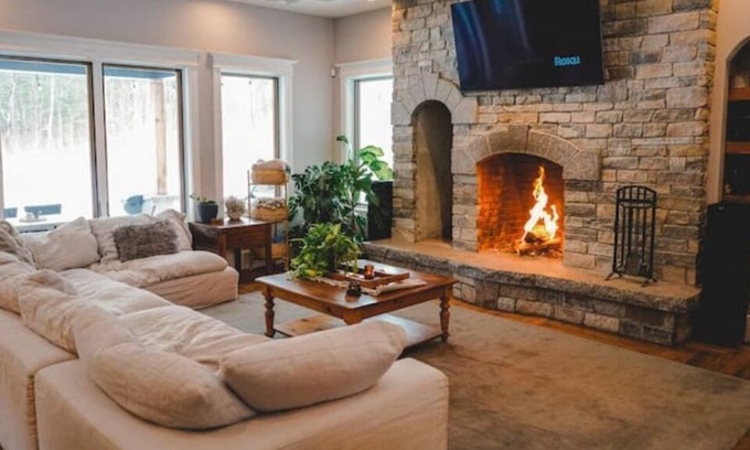 Center Conway House | White Mountain Mansion -Secluded property, PETS OK, THEATRE ROOM, GAME ROOM, GYM