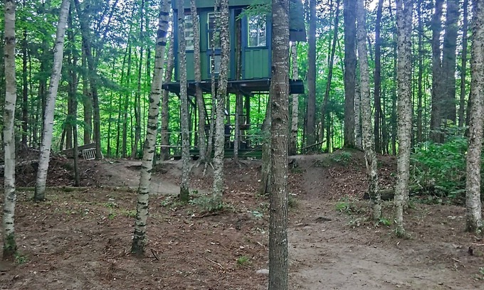 Warren Cabin | White Mountain riverside Treehouse