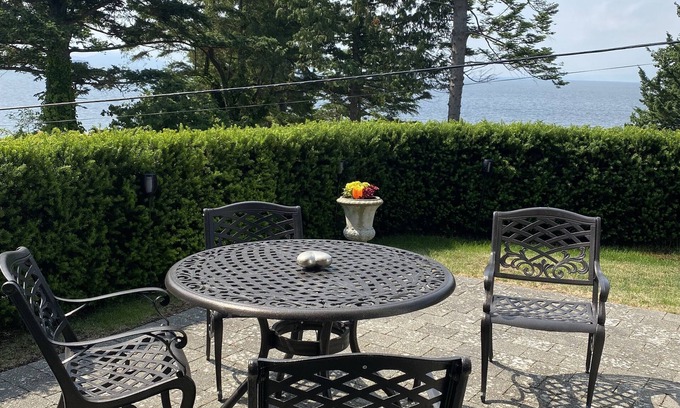 White Rock House | White Rock Beach Getaway