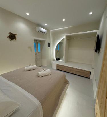 Ios Apartment | White Sand Jacuzzi Suite