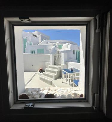 Vourvoulos House | White Swallow Suite Santorini