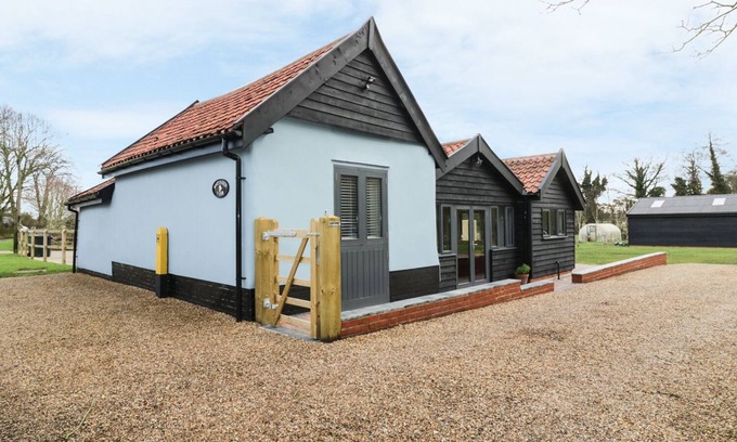 Attleborough Cottage | WHITEHANDS FARM BARN, pet friendly, with hot tub in Old Buckenham