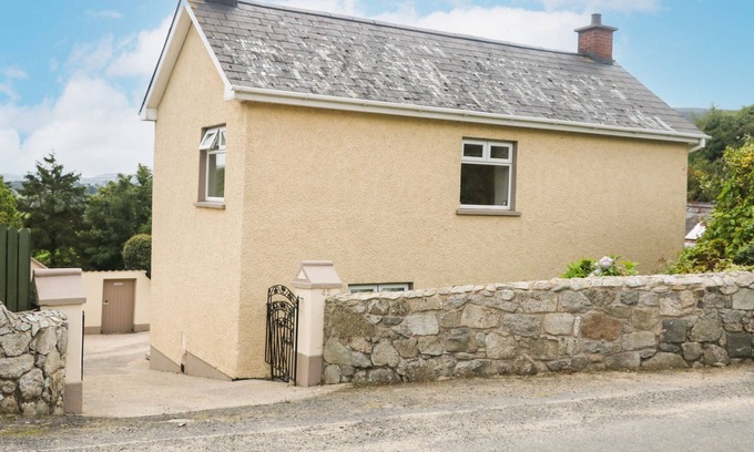 Newry Cottage | WHITETHORN HOUSE, family friendly in Newry, Northern Ireland