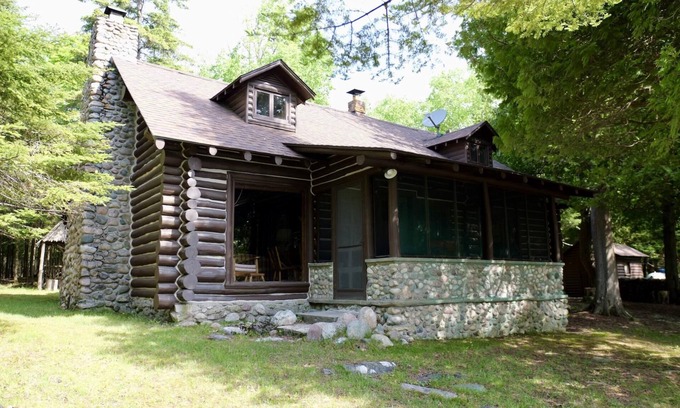 Drummond House | Whitney Bay Getaway with Bunkhouse on Drummond Is