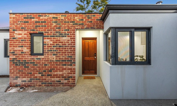 Bentley House | Whole House! | Deluxe Living | 3 Bedroom 2 Bathroom | Premium Kitchen&Living