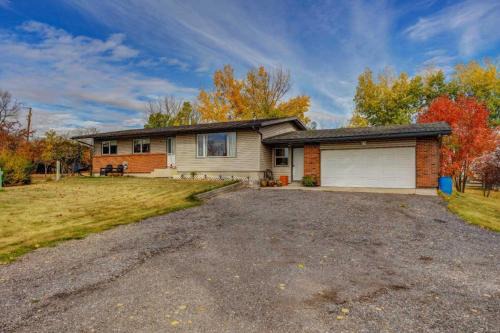 Lyalta House | Whole house near Calgary, Chestermere & Langdon