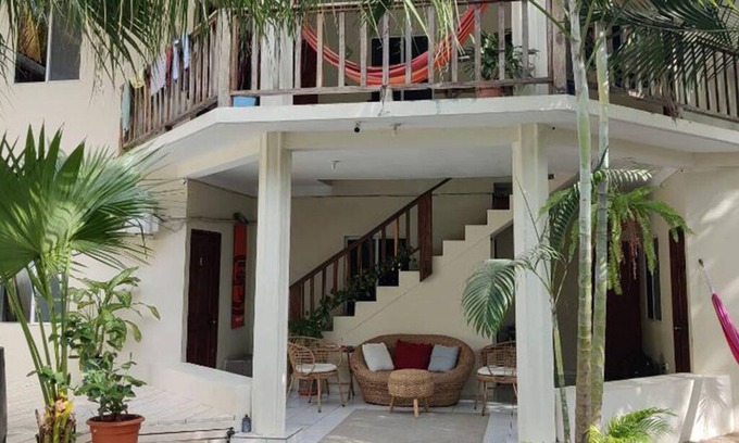 La Libertad House | WHOLE HOUSE RENTAL for groups of 4-8 people, less than1 minute walk to the beach