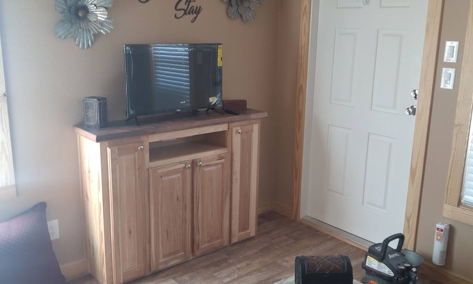 Coleman Cabin | Wi-Fi on site Quiet Country Setting. 2 bedroom,
