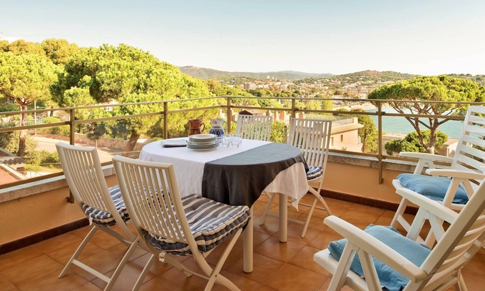 Sant Feliu de Guixols Apartment | WI-FI, sea view and terrace; huge garden and swimming pool in the complex
