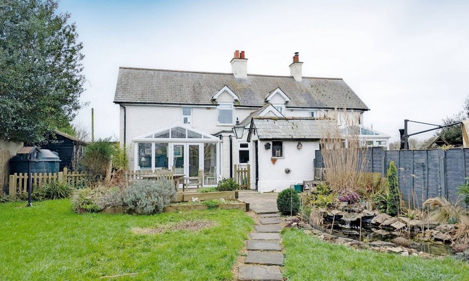 Ford Cottage | Wicks Farm Cottage - Ford Arundel - sleeps 6 guests in 3 bedrooms