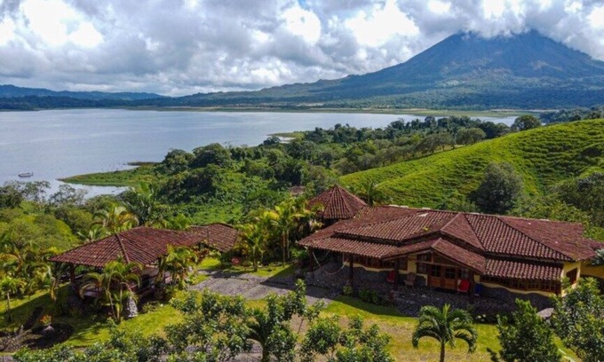 El Fosforo House | Wide Luxury Home with Pool & Jacuzzi access & Amazing Volcano and Lake views