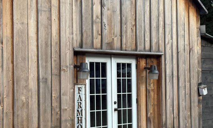 Town of Fulton Cabin | Wild horse sanctuary guest cabin. 1-bedroom in West Fulton