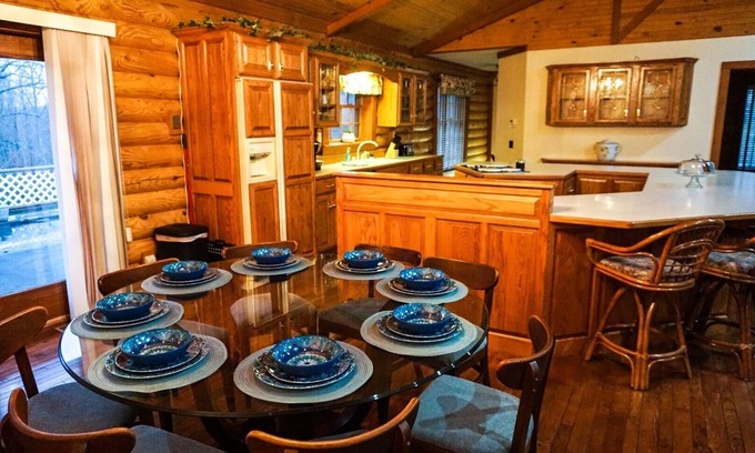 Almo House | Wild Vines Log Cabin .5miles from Ky Lake, Hot Tub, Pool Table, 1500sqft Venue!