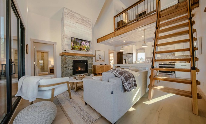 Eureka House | Wilderness Club Nest – Modern Cabin Retreat for 9 w/Hot Tub