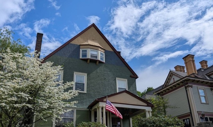Reno House | Williams House - 6-Bedroom Victorian Retreat & River Trailhead