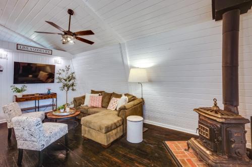 Willis House | Willis Vacation Rental about 2 Mi to Lake Conroe!