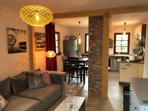 Aidlingen Apartment | Willkommen im Casa Felice, der Wohlfühl Oase mit Balkon, 4 Betten und Homeoffice Platz