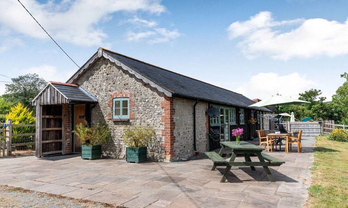 Maiden Newton House | WILLOW, pet friendly, character holiday cottage in Maiden Newton