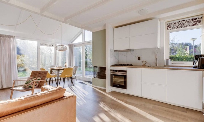 Zwiggelte House | Willow Warbler I Modish Chalet with Broad Garden