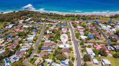 Sandy Beach House | Willows at Sandy Beach -Walk to beach, Stylish Family Home