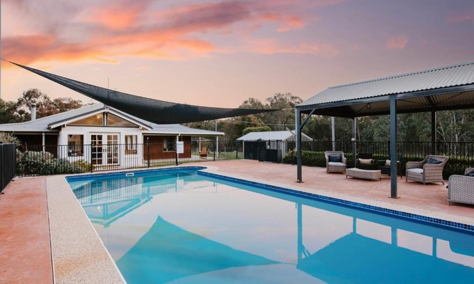 Budgee Budgee House | 'Wilpine' Poolside Country Luxury near Town