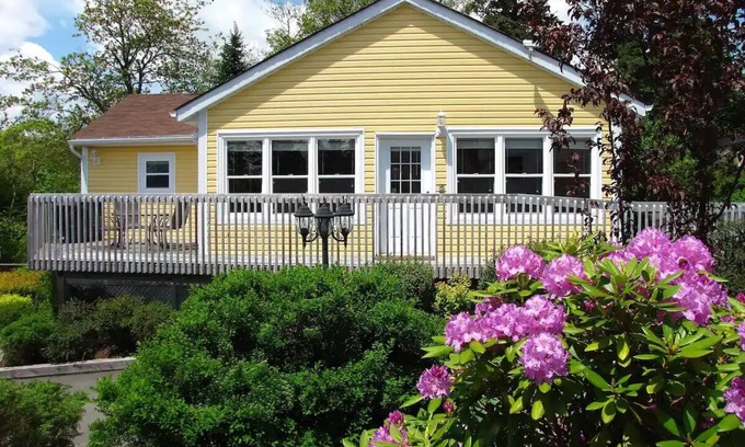 Boutiliers Point Cottage | Wilson's Coastal Club - C1