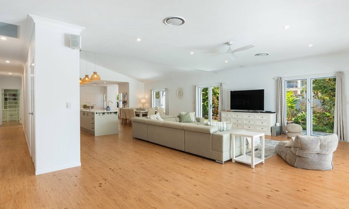 Mount Coolum House | Winders Beach House - Stunning Beachfront Home