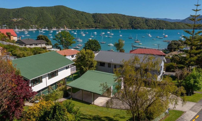 Waikawa Bay House | Windows on Waikawa- With On-Site Boat Parking! Abode No1