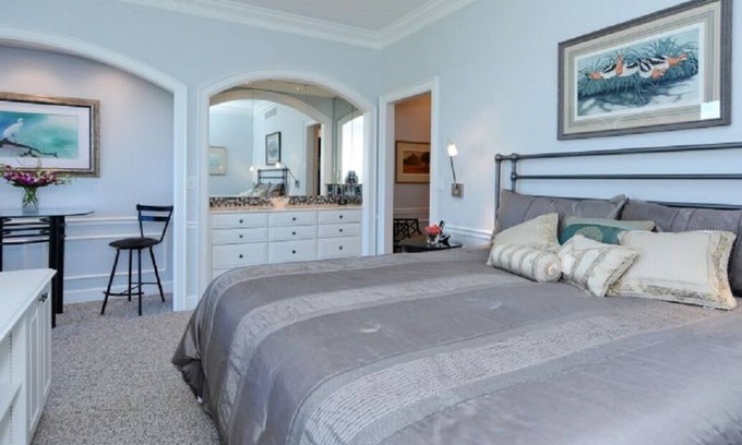 Osprey Apartment | Windsor Lodge Unit 3, studio, close to the beaches, pool access