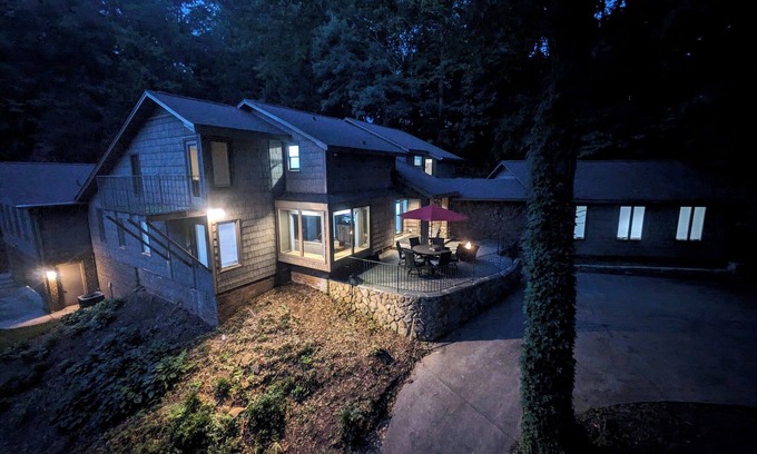 Shelby House | Windsor Place in Shelby- Great for large groups, Pool, hot tub.