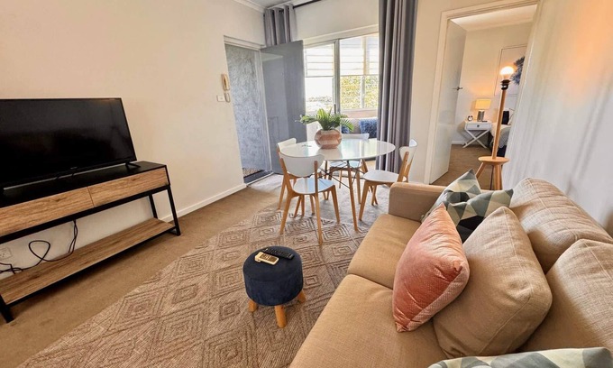 Windsor Apartment | Windsor Prahran Sunny Spacious 1 Bed with Sunroom