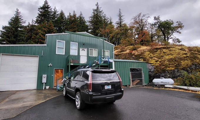 Cascade Locks House | Windsurfing Hiking Columbia River Gorge Bridge of the Gods - Cascade Locks