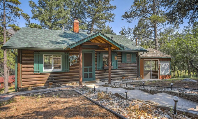Cascade-Chipita Park Cabin | Wine Gazebopikes Peak Mountain Log Cabin for 2
