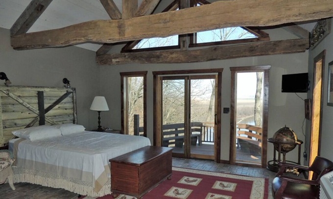 Treloar Bed & Breakfast | Wine Haus: charming cottage with breathtaking views of the Missouri River!